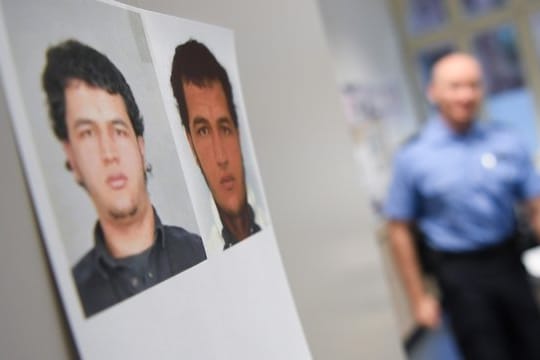 Fahndungsfotos von Anis Amri auf einem Polizeirevier.