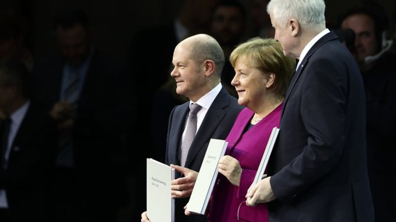Angela Merkel, Horst Seehofer und Olaf Scholz bei der Unterzeichnung des Koalitionsvertrags.