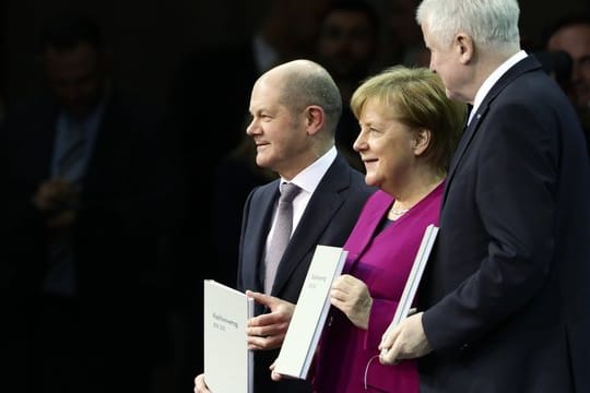 Angela Merkel, Horst Seehofer und Olaf Scholz bei der Unterzeichnung des Koalitionsvertrags.