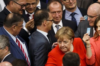 Angela Merkel im Bundestag: Das Parlament hat rückwirkend den Bundeshaushalt für 2018 beschlossen.