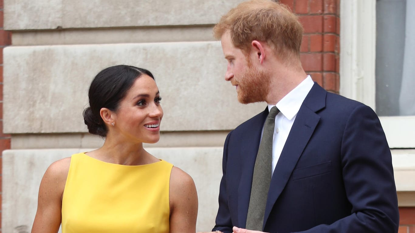 Bestens gelaunt: Herzogin Meghan und Prinz Harry beim Empfang in London.