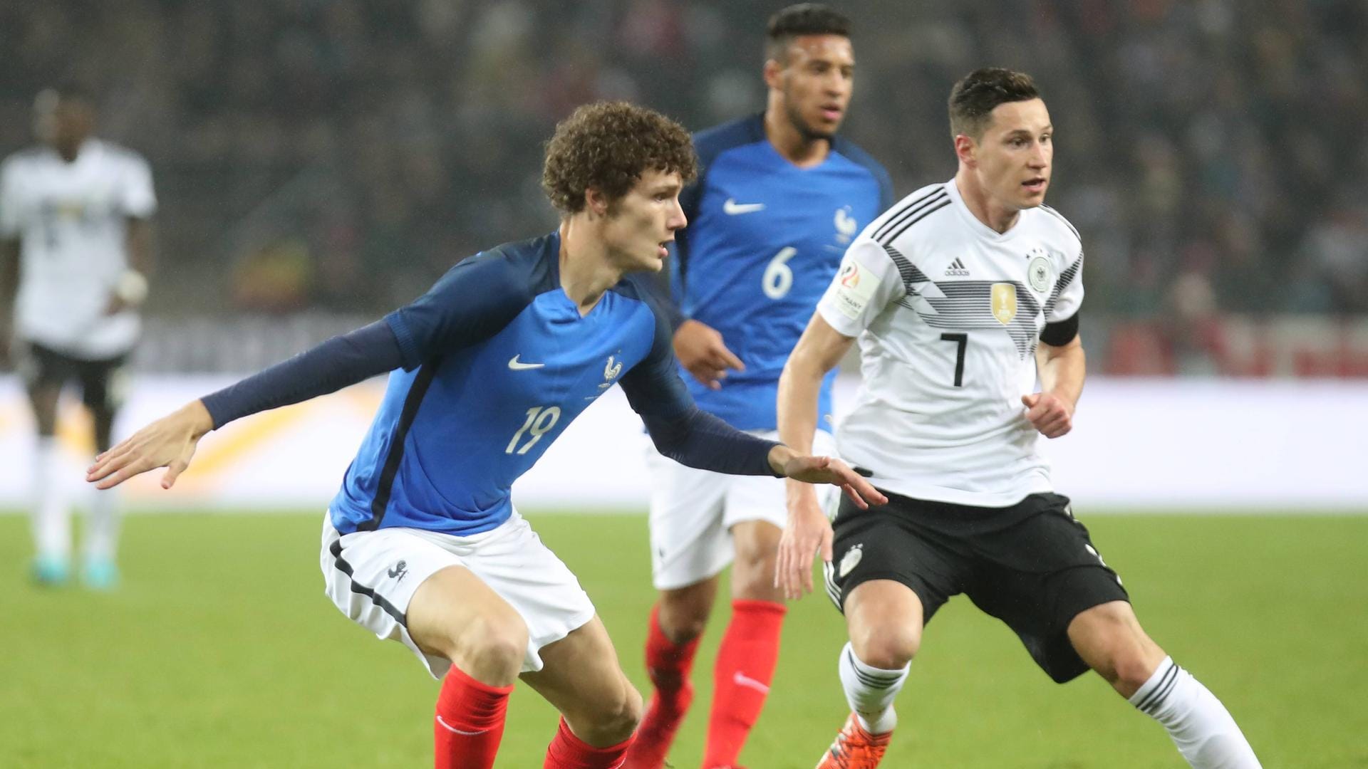 Benjamin Pavard (l.) im Duell mit Julian Draxler. Es war das zweite Länderspiel für den Franzosen.