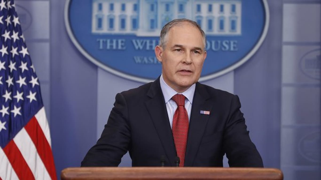 Der Chef der US-Umweltbehörde EPA, Scott Pruitt, gilt als erklärter Freund der Ölindustrie und hatte den menschlichen Einfluss auf den Klimawandel mehrmals angezweifelt.