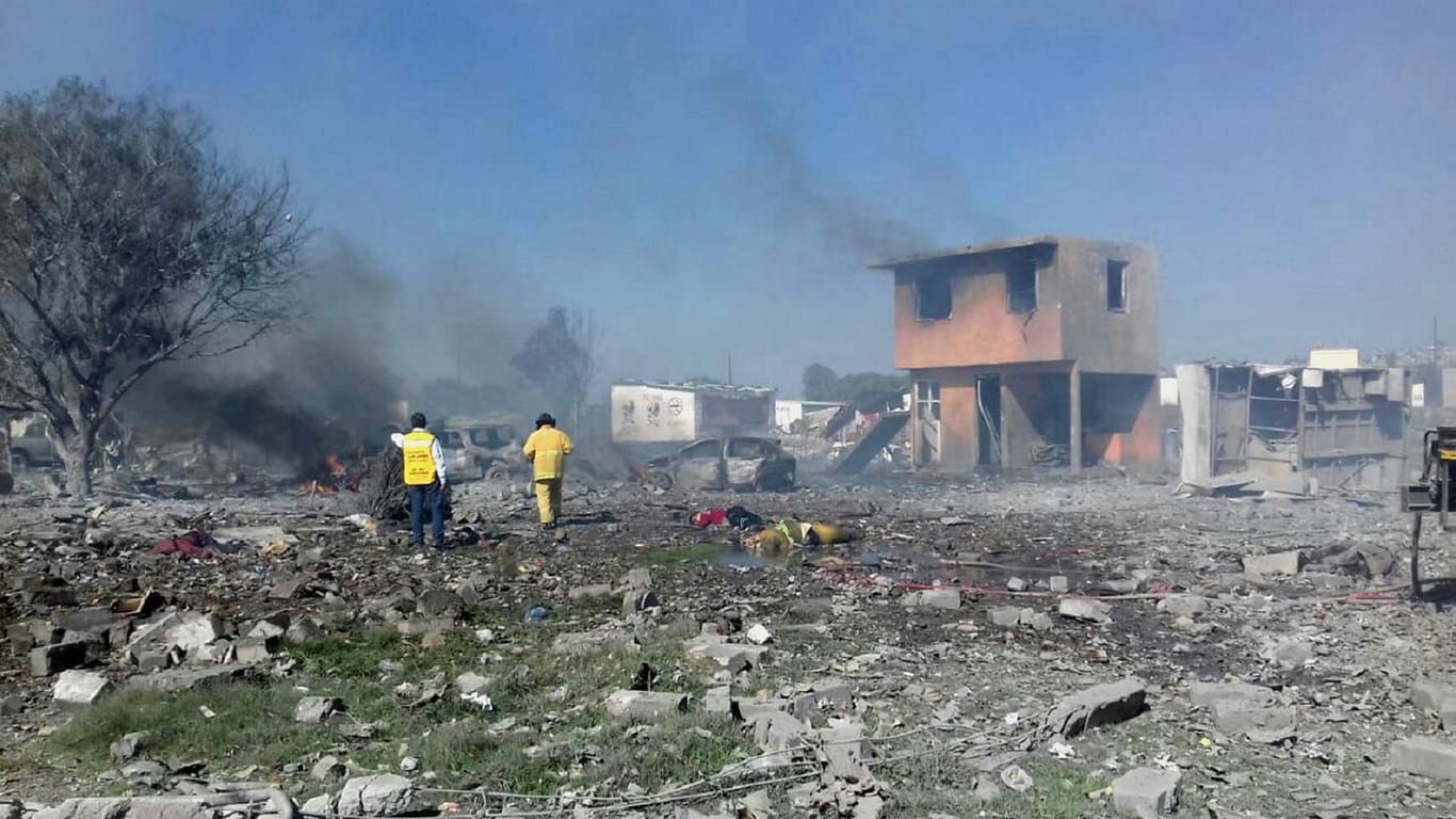 Explosion in Feuerwerksfabrik in Mexiko: Explosion in Feuerwerksfabrik in Mexiko: Die Zahl der Toten steigt stetig, Dutzende Menschen sind bei der Explosion verletzt worden.