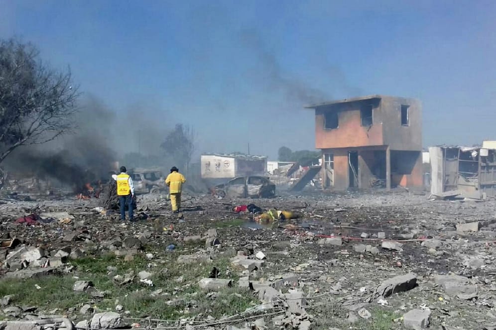 Explosion in Feuerwerksfabrik in Mexiko: Explosion in Feuerwerksfabrik in Mexiko: Die Zahl der Toten steigt stetig, Dutzende Menschen sind bei der Explosion verletzt worden.
