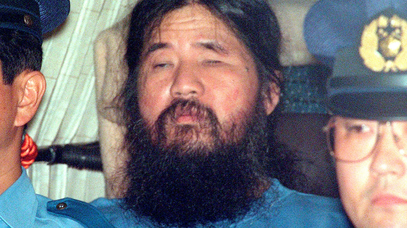 Shoko Asahara sitzt in einem Polizeiauto: Der Sektenführer wurde 2006 in Japan zum Tode verurteilt.