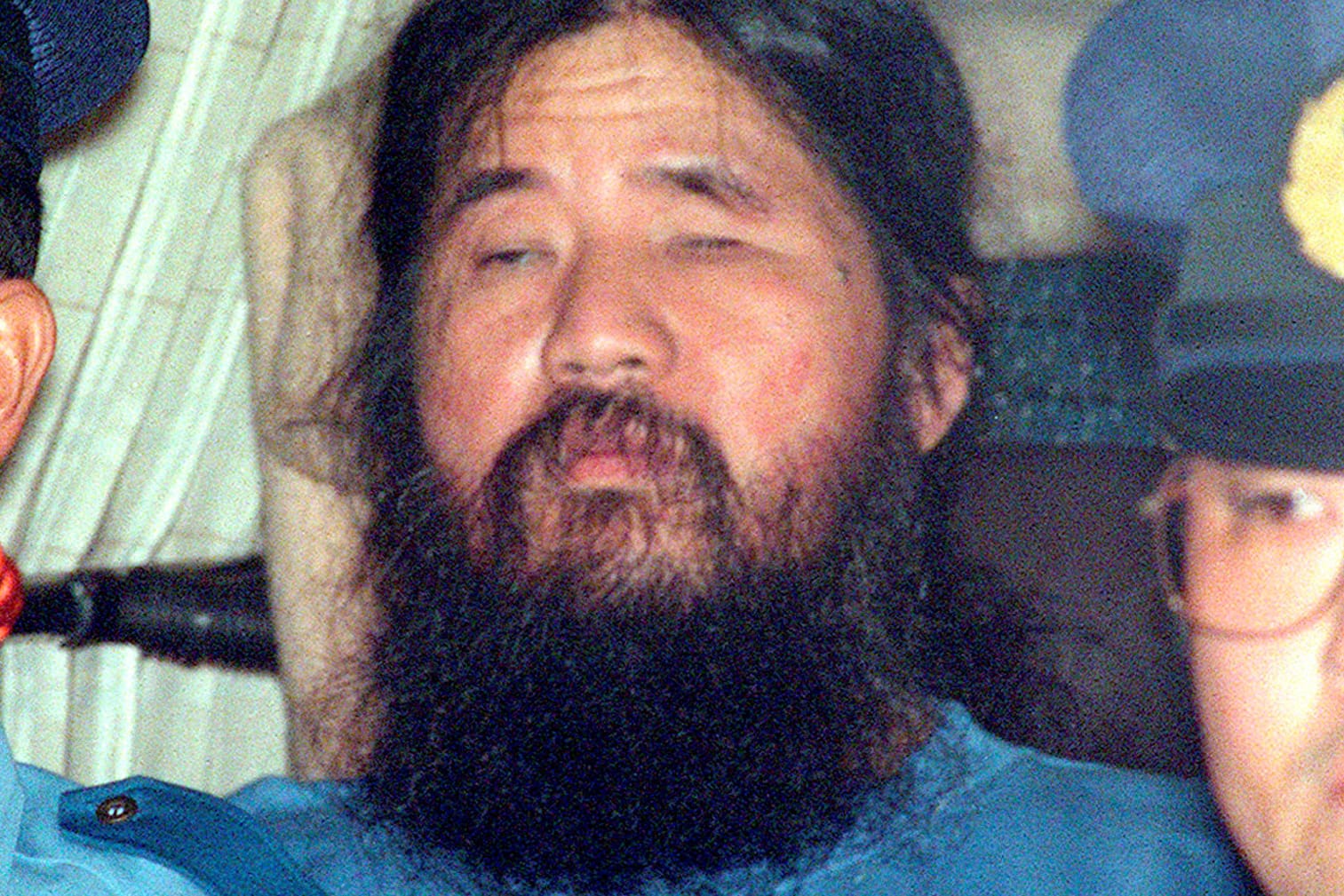 Shoko Asahara sitzt in einem Polizeiauto: Der Sektenführer wurde 2006 in Japan zum Tode verurteilt.