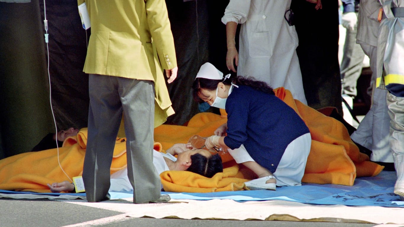 Versorgung der Verletzten nach dem Giftgasanschlag in Tokio in 1995: 13 Menschen starben, mehr als 6000 wurden verletzt.