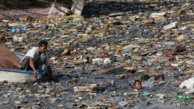 Auf der Suche nach Wiederverwertbarem im massiv verschmutzten Hafenbecken von Karatschi. Auf der Suche nach Wiederverwertbarem im massiv verschmutzten Hafenbecken von Karatschi.