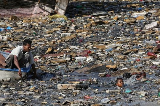 Auf der Suche nach Wiederverwertbarem im massiv verschmutzten Hafenbecken von Karatschi.