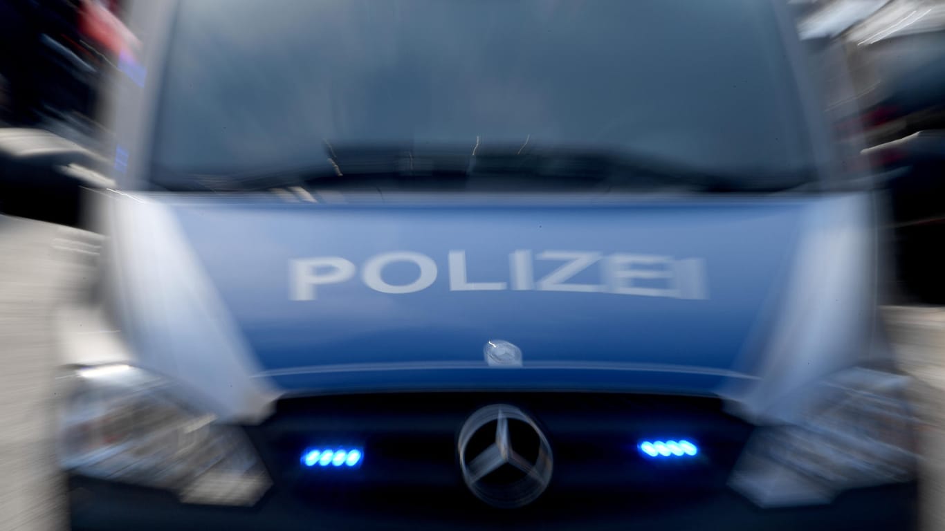 Ein Polizeiwagen mit Blauchlicht: Ein Mann hat in Bielefeld ein Kind angefahren und ist dann einkaufen gegangen.