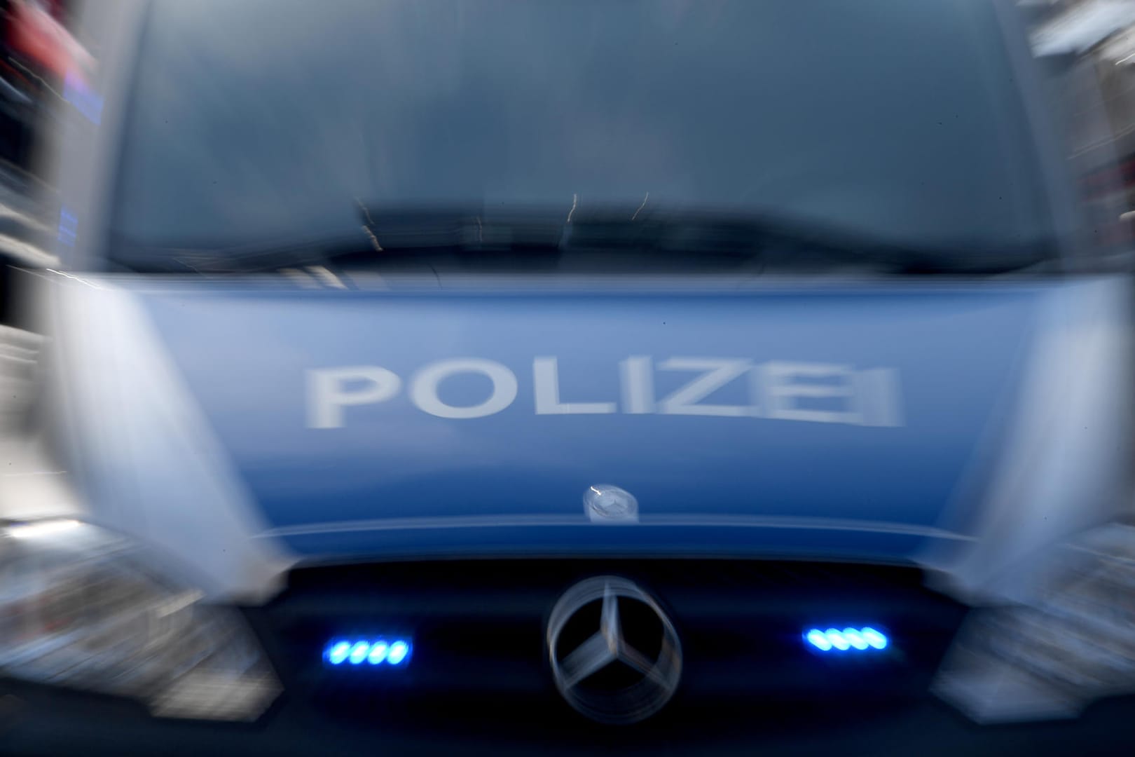 Ein Polizeiwagen mit Blauchlicht: Ein Mann hat in Bielefeld ein Kind angefahren und ist dann einkaufen gegangen.