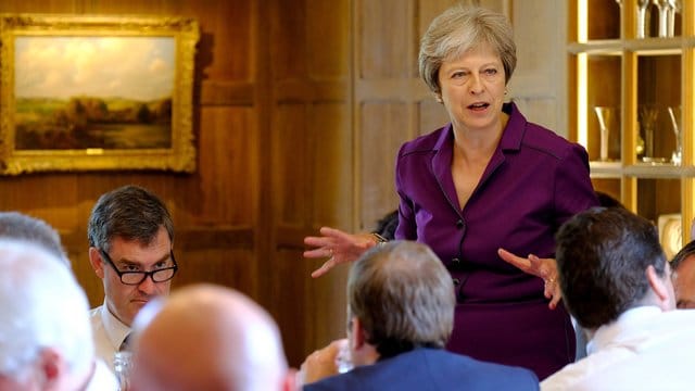 Zum ersten Mal seit dem Brexit-Votum gelang es May auf dem englischen Landsitz Chequers, ihr zerstrittenes Kabinett auf eine Linie zu bringen. Zum ersten Mal seit dem Brexit-Votum gelang es May auf dem englischen Landsitz Chequers, ihr zerstrittenes Kabinett auf eine Linie zu bringen.