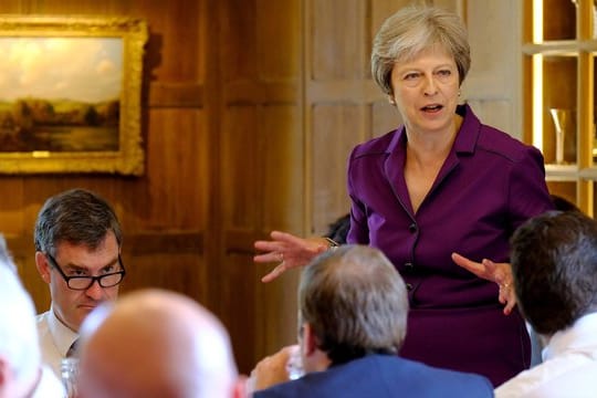 Zum ersten Mal seit dem Brexit-Votum gelang es May auf dem englischen Landsitz Chequers, ihr zerstrittenes Kabinett auf eine Linie zu bringen.