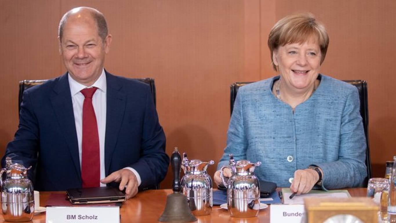 Bundeskanzlerin Angela Merkel (CDU) und Olaf Scholz (SPD), Bundesminister der Finanzen, in der Sitzung des Bundeskabinetts.