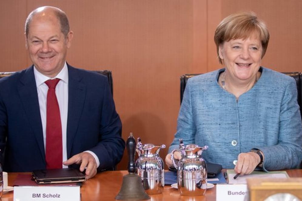 Bundeskanzlerin Angela Merkel (CDU) und Olaf Scholz (SPD), Bundesminister der Finanzen, in der Sitzung des Bundeskabinetts.
