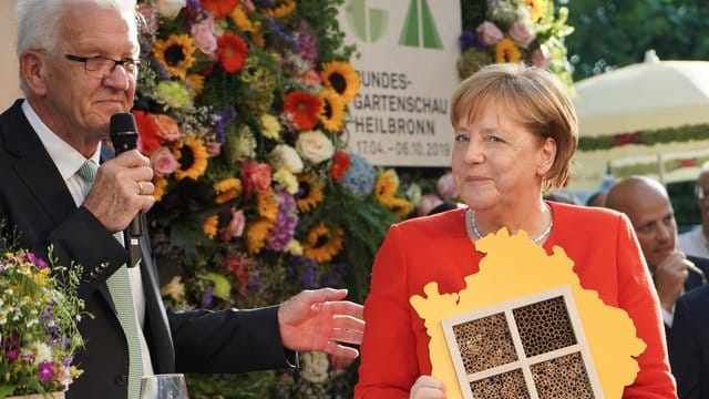 Bundeskanzlerin Angela Merkel erhält von Winfried Kretschmann, Ministerpräsident Baden-Württembergs, ein Bienenhotel als Geschenk. Bundeskanzlerin Angela Merkel erhält von Winfried Kretschmann, Ministerpräsident Baden-Württembergs, ein Bienenhotel als Geschenk.