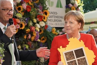 Bundeskanzlerin Angela Merkel erhält von Winfried Kretschmann, Ministerpräsident Baden-Württembergs, ein Bienenhotel als Geschenk.