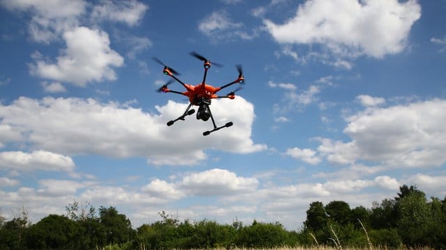 Im Frühjahr 2018 startete ein Projekt zur Rettung von Rehkitzen mit einer Drohne mit Wärmebildkamera. Im Frühjahr 2018 startete ein Projekt zur Rettung von Rehkitzen mit einer Drohne mit Wärmebildkamera.