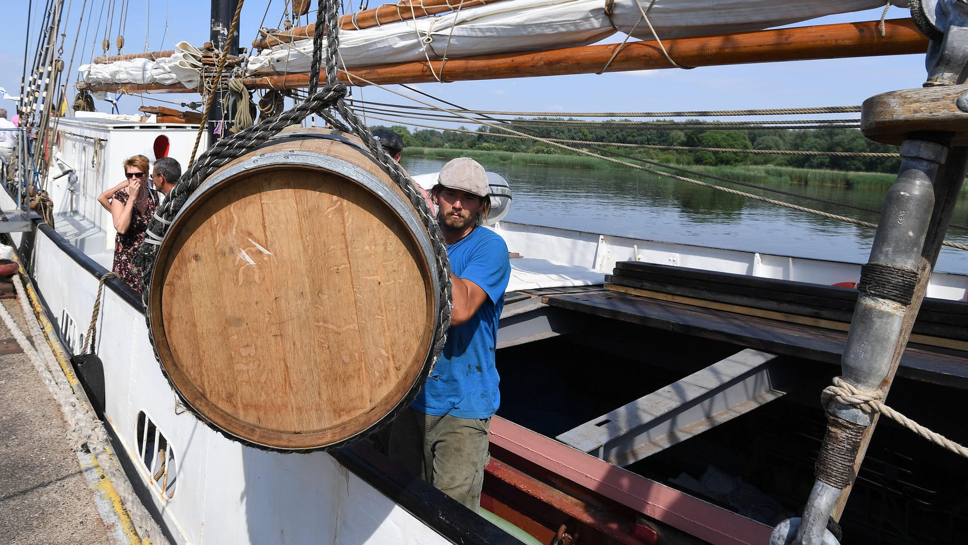 Helfer entladen das Öko-Segelschiff "Avontuur": Es ist der einzige deutsche Frachtsegler, der Waren nachhaltig per Windkraft über den Seeweg transportiert.