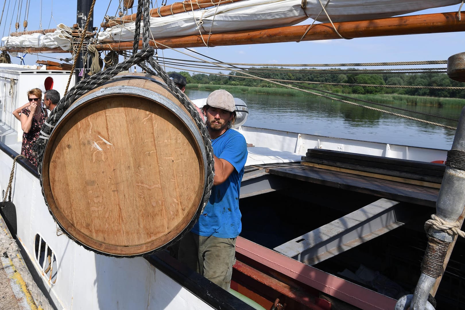 Helfer entladen das Öko-Segelschiff "Avontuur": Es ist der einzige deutsche Frachtsegler, der Waren nachhaltig per Windkraft über den Seeweg transportiert. Helfer entladen das Öko-Segelschiff "Avontuur": Es ist der einzige deutsche Frachtsegler, der Waren nachhaltig per Windkraft über den Seeweg transportiert.
