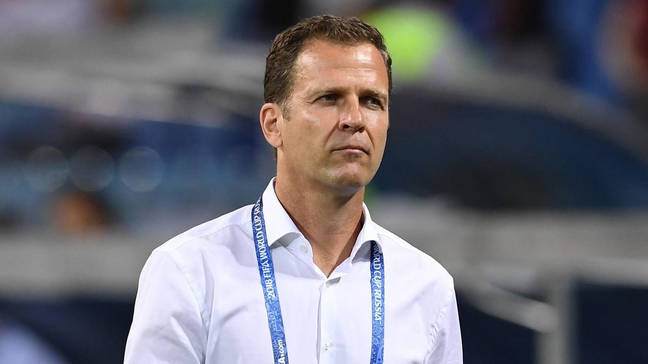 Er schaut kritisch und wird mittlerweile genauso kritisch gesehen: DFB-Direktor und Nationalelf-Manager Oliver Bierhoff, hier bei der missglückten WM in Russland.