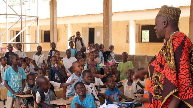 Schuldirektor Broulaye Doumbia steht in der Moulaye-Dembele-Schule in einem von Unicef errichteten Behelfsklassenzimmer für Binnenflüchtlinge.