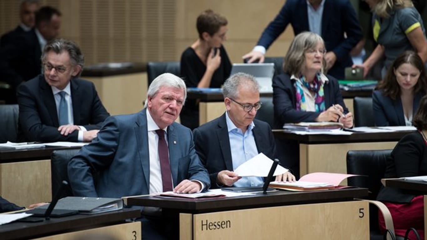 Volker Bouffier (CDU), Ministerpräsident von Hessen, und Tarek Al-Wazir (Grüne), Wirtschaftsminister von Hessen, bei der Plenarsitzung im Bundesrat.