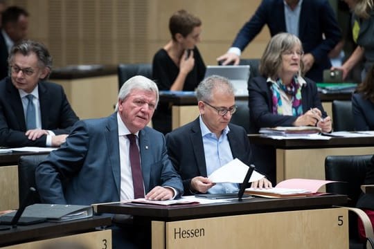 Volker Bouffier (CDU), Ministerpräsident von Hessen, und Tarek Al-Wazir (Grüne), Wirtschaftsminister von Hessen, bei der Plenarsitzung im Bundesrat.