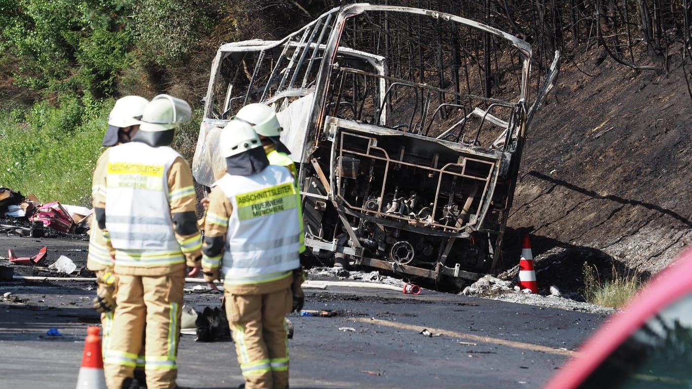 Buskatastrophe in Münchberg: Bei dem schweren Unfall im Juli 2017 in Oberfranken sind 18 Menschen ums Leben gekommen. Der Bus fuhr mit nur 30 km/h auf einen Lkw auf, eine Kettenreaktion setzte den Bus in Brand.