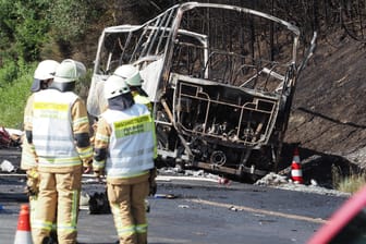 Buskatastrophe in Münchberg: Bei dem schweren Unfall im Juli 2017 in Oberfranken sind 18 Menschen ums Leben gekommen. Der Bus fuhr mit nur 30 km/h auf einen Lkw auf, eine Kettenreaktion setzte den Bus in Brand.