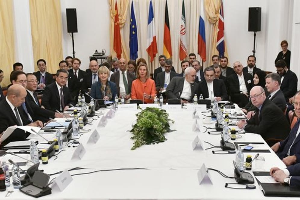 Außenminister und Diplomaten aus Deutschland, Großbritannien, Frankreich, Russland, China und dem Iran sowie der EU bei dem Treffen der Kommission zur Umsetzung des Iran-Atomabkommens in Wien.