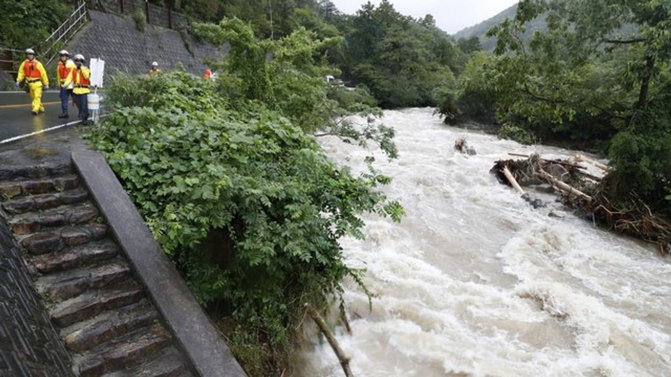 In weiten Teilen Japans wird vor Schlammlawinen, Überschwemmungen und Flüssen, die über ihre Ufer treten können, gewarnt.