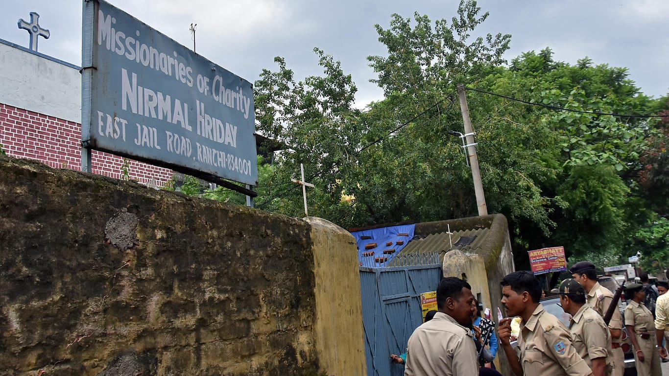 Polizisten vor einem Haus für unverheiratete Schwangere in Indien: Mitarbeiterinnen sollen Babys verkauft haben.