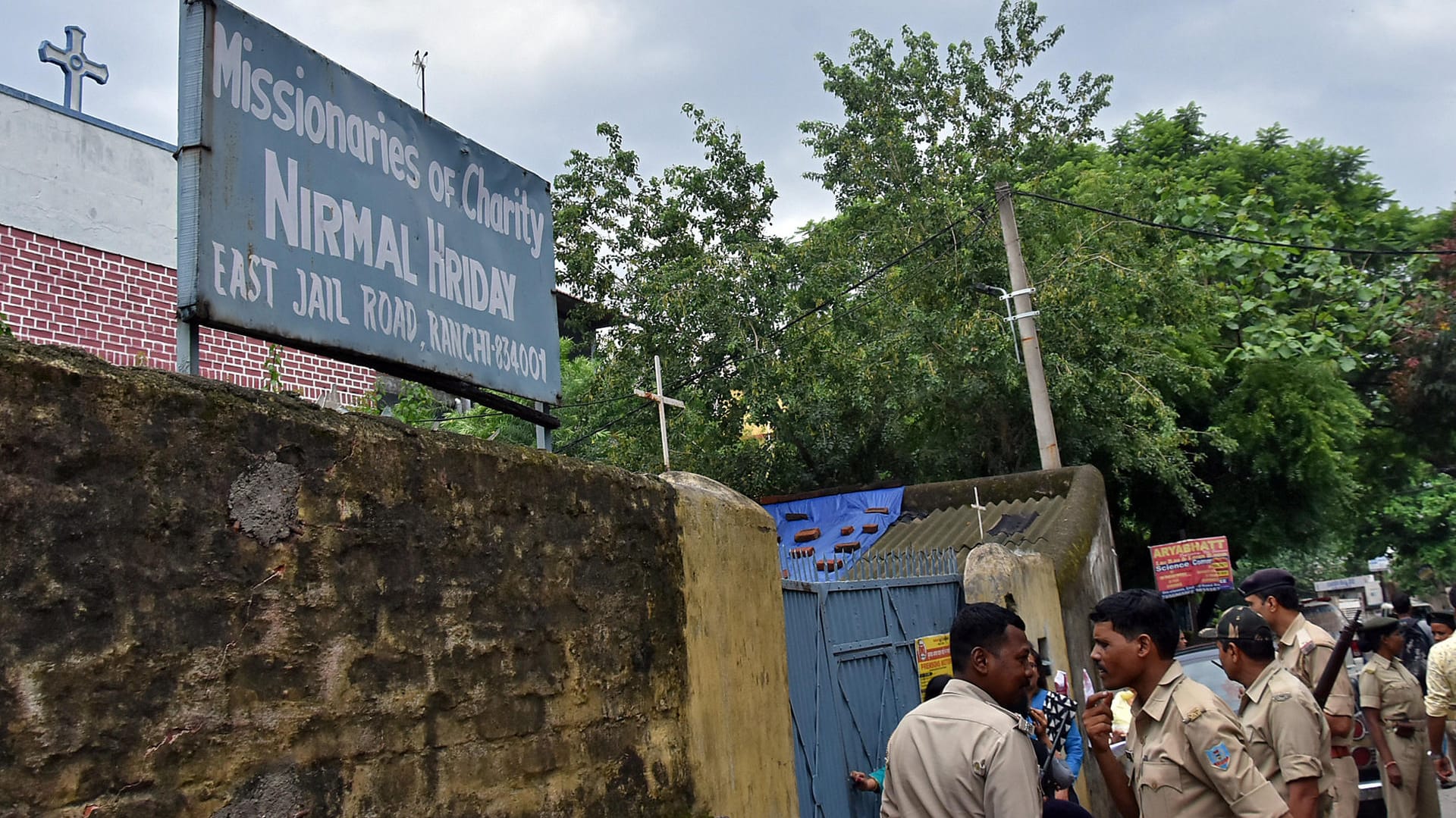 Polizisten vor einem Haus für unverheiratete Schwangere in Indien: Mitarbeiterinnen sollen Babys verkauft haben. Polizisten vor einem Haus für unverheiratete Schwangere in Indien: Mitarbeiterinnen sollen Babys verkauft haben.