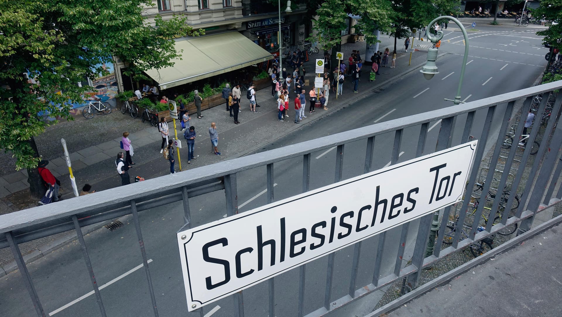 U-Bahnhof Schlesisches Tor: Nach einem Angriff auf eine Schülergruppe musste ein Junge ins Krankenhaus. (Archivbild)