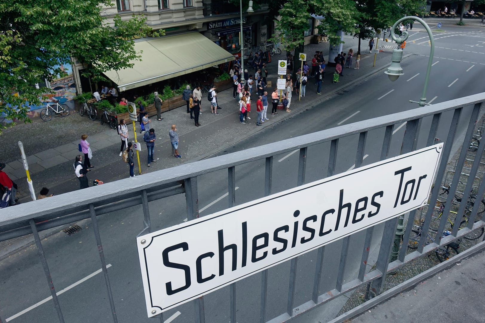 U-Bahnhof Schlesisches Tor: Nach einem Angriff auf eine Schülergruppe musste ein Junge ins Krankenhaus. (Archivbild)