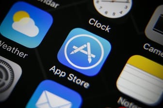 Das Icon des App Stores (M) auf dem Schirm eines iPhones.