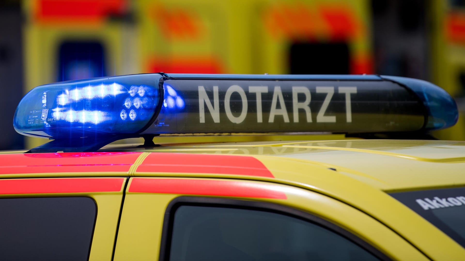 Notarzt im Einsatz: In den Sommermonaten kommt es vermehrt zu Unglücken mit Kindern, die aus dem Fenster oder vom Balkon stürzen. (Symbolbild) Notarzt im Einsatz: In den Sommermonaten kommt es vermehrt zu Unglücken mit Kindern, die aus dem Fenster oder vom Balkon stürzen. (Symbolbild)