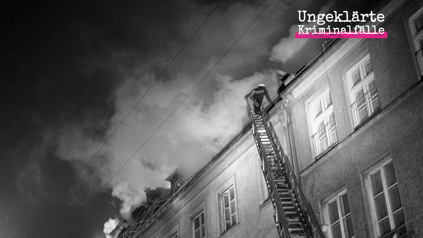 13. Februar 1970: Die Feuerwehr kämpft in der Nacht gegen die Flammen in der Israelitischen Kultusgemeinde in München.