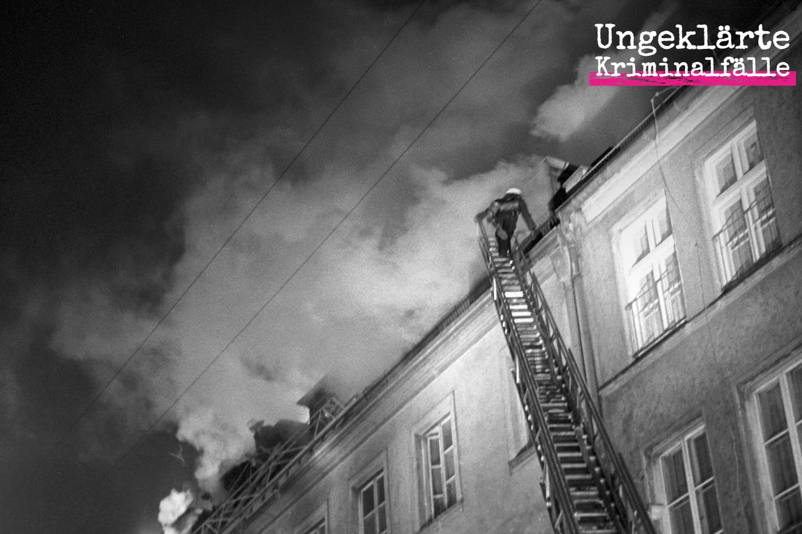 13. Februar 1970: Die Feuerwehr kämpft in der Nacht gegen die Flammen in der Israelitischen Kultusgemeinde in München.