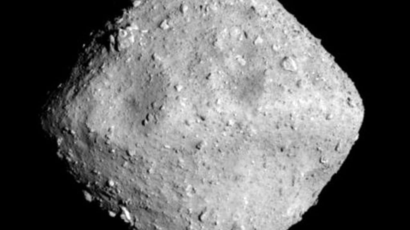 Asteroid Ryugu, aufgenommen mit der ONC-T-Kamera der japanischen Raumsonde Hayabusa2 aus einer Entfernung von 22 Kilometern.