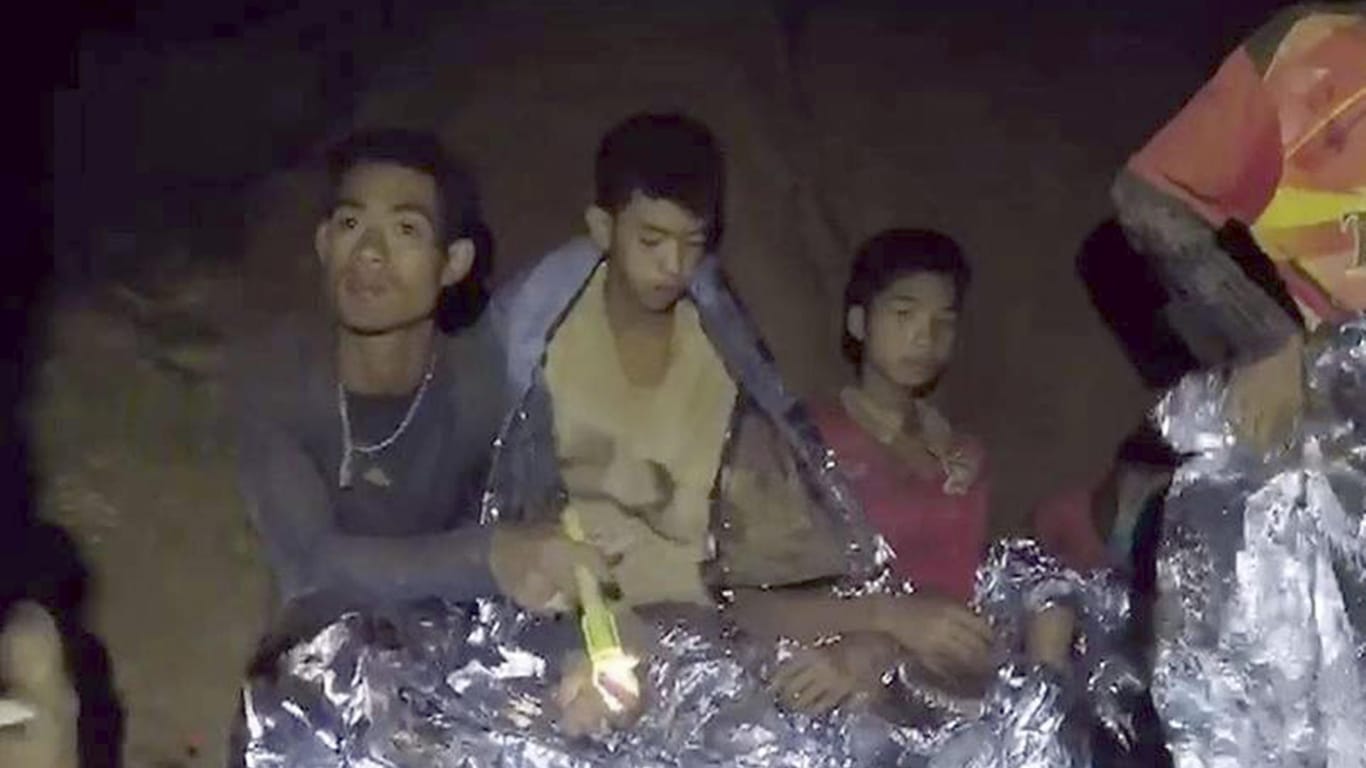 In der Höhle gefangene Jugendliche: Die Rettung gestaltet sich schwierig. Ihre Kräfte werden auf Dauer schwinden.