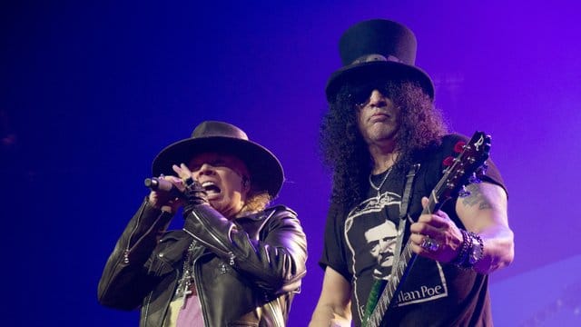 Axl Rose (l) und Slash schnuppern Chart-Luft.