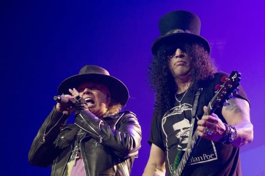 Axl Rose (l) und Slash schnuppern Chart-Luft.