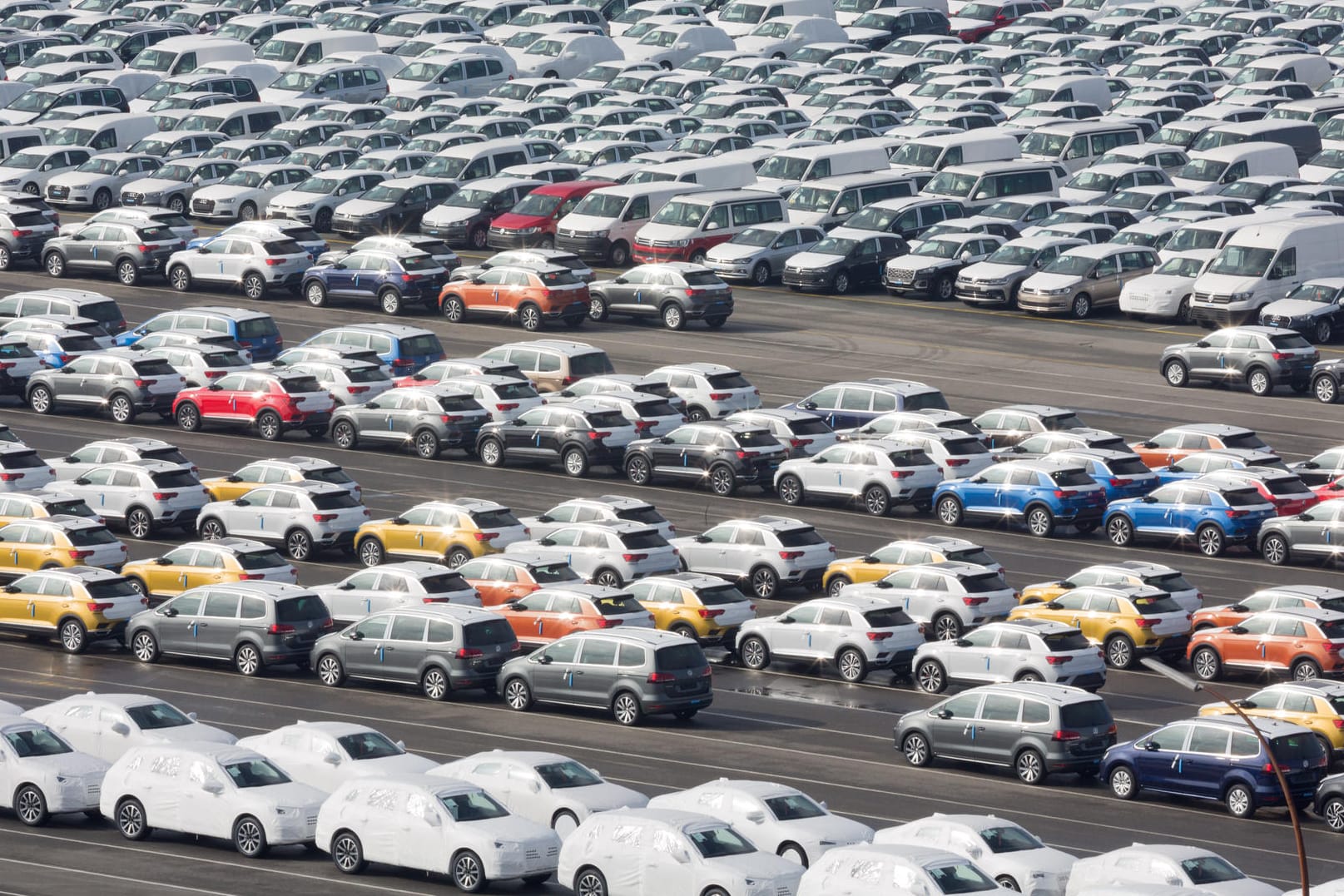 VW-Autos im Hafen von Emden: Die Europäische Union sollte die Autozölle senken, so ein Top-Ökonom.