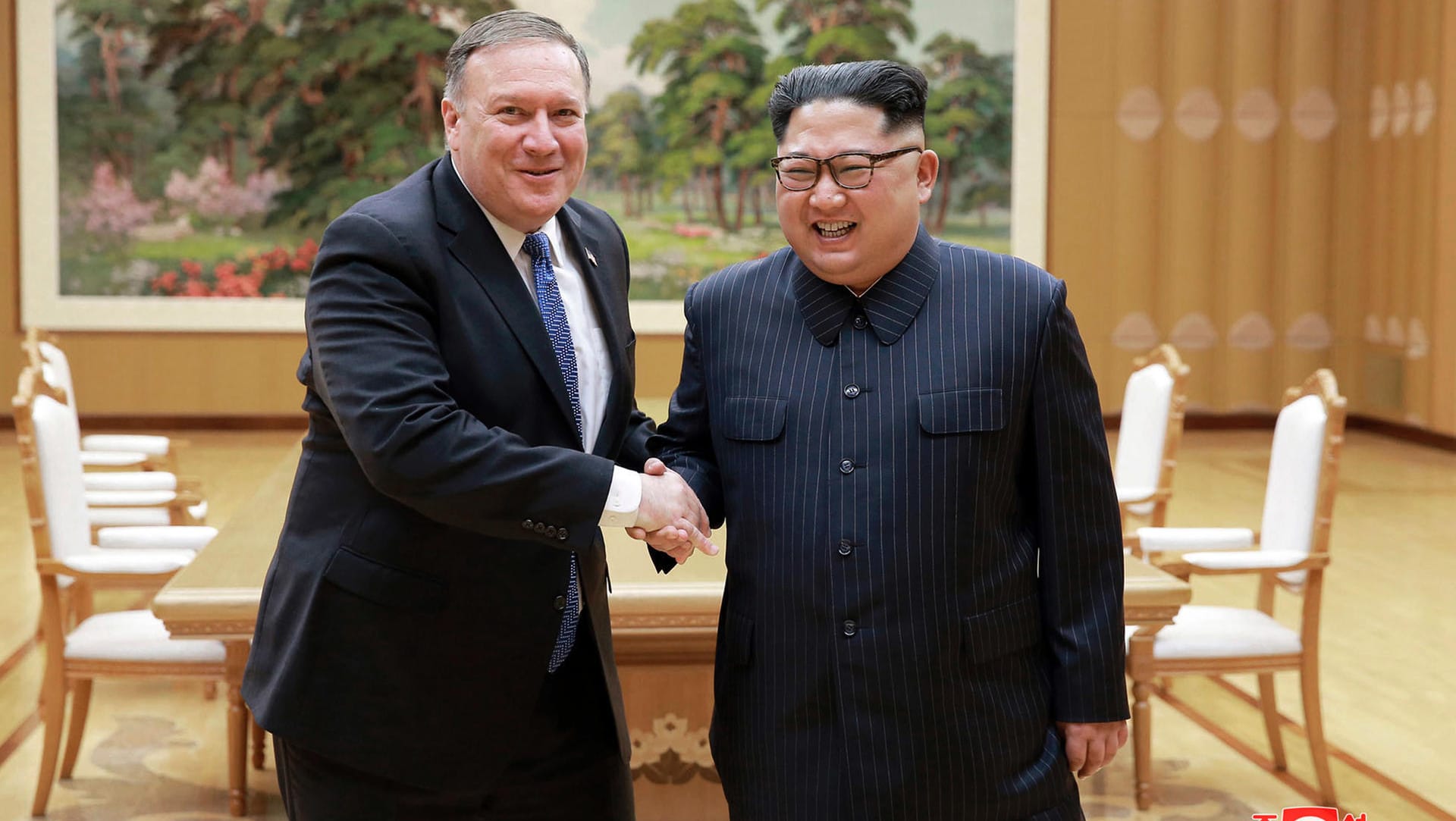 Mike Pompeo und Kim Jong Un: Der US-Außenminister besucht den nordkoreanischen Machthaber derzeit – und hatte auch ein Geschenk mit im Gepäck. (Archivbild) Mike Pompeo und Kim Jong Un: Der US-Außenminister besucht den nordkoreanischen Machthaber derzeit – und hatte auch ein Geschenk mit im Gepäck. (Archivbild)