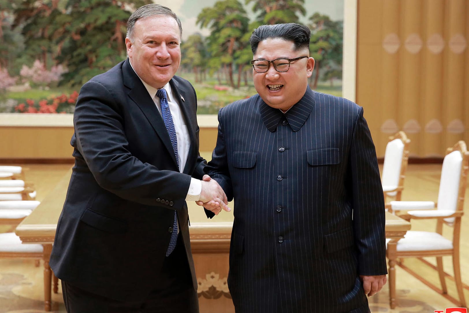 Mike Pompeo und Kim Jong Un: Der US-Außenminister besucht den nordkoreanischen Machthaber derzeit – und hatte auch ein Geschenk mit im Gepäck. (Archivbild)