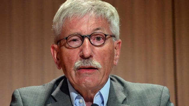 Autor Thilo Sarrazin bei der Vorstellung seines Buches "Merkel: Eine kritische Bilanz". Autor Thilo Sarrazin bei der Vorstellung seines Buches "Merkel: Eine kritische Bilanz".