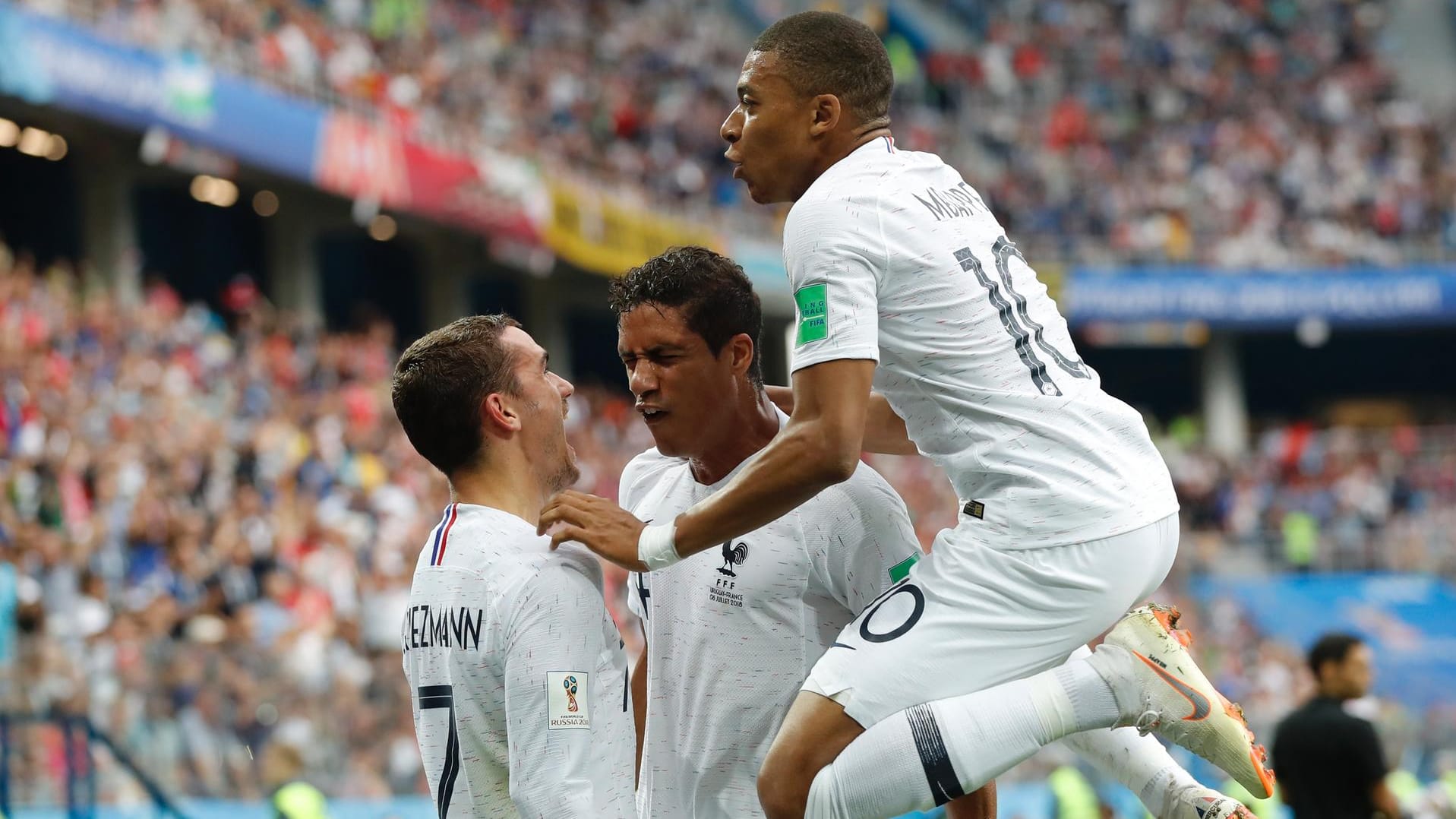 Torschütze Raphael Varane aus Frankreich (Mitte) jubelt über das Tor zum 1:0 mit seinen Teamkollegen Kylian Mbappe (rechts) und Antoine Griezmann.